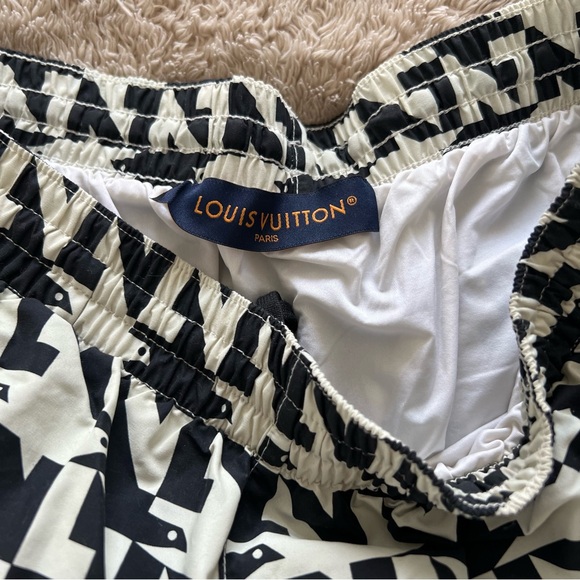 Louis Vuitton Men’s 2023 LV Doves Swim Trunks in Black & White | US Large - Picture 2 of 7